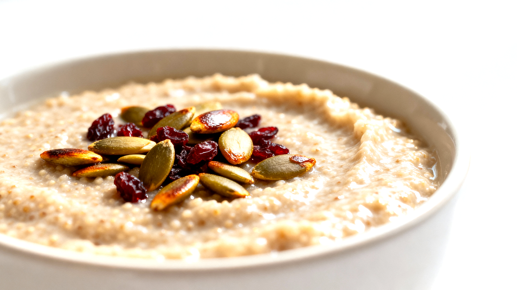 Amaranth-Porridge mit gerösteten Kürbiskernen und Berberitzenbeeren"