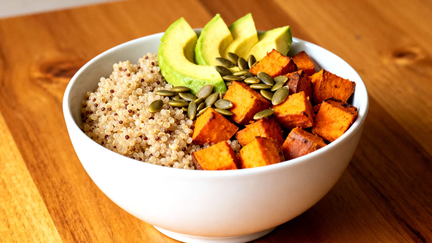 Amaranth-Süßkartoffel-Bowl mit Kürbiskernen und Avocado"