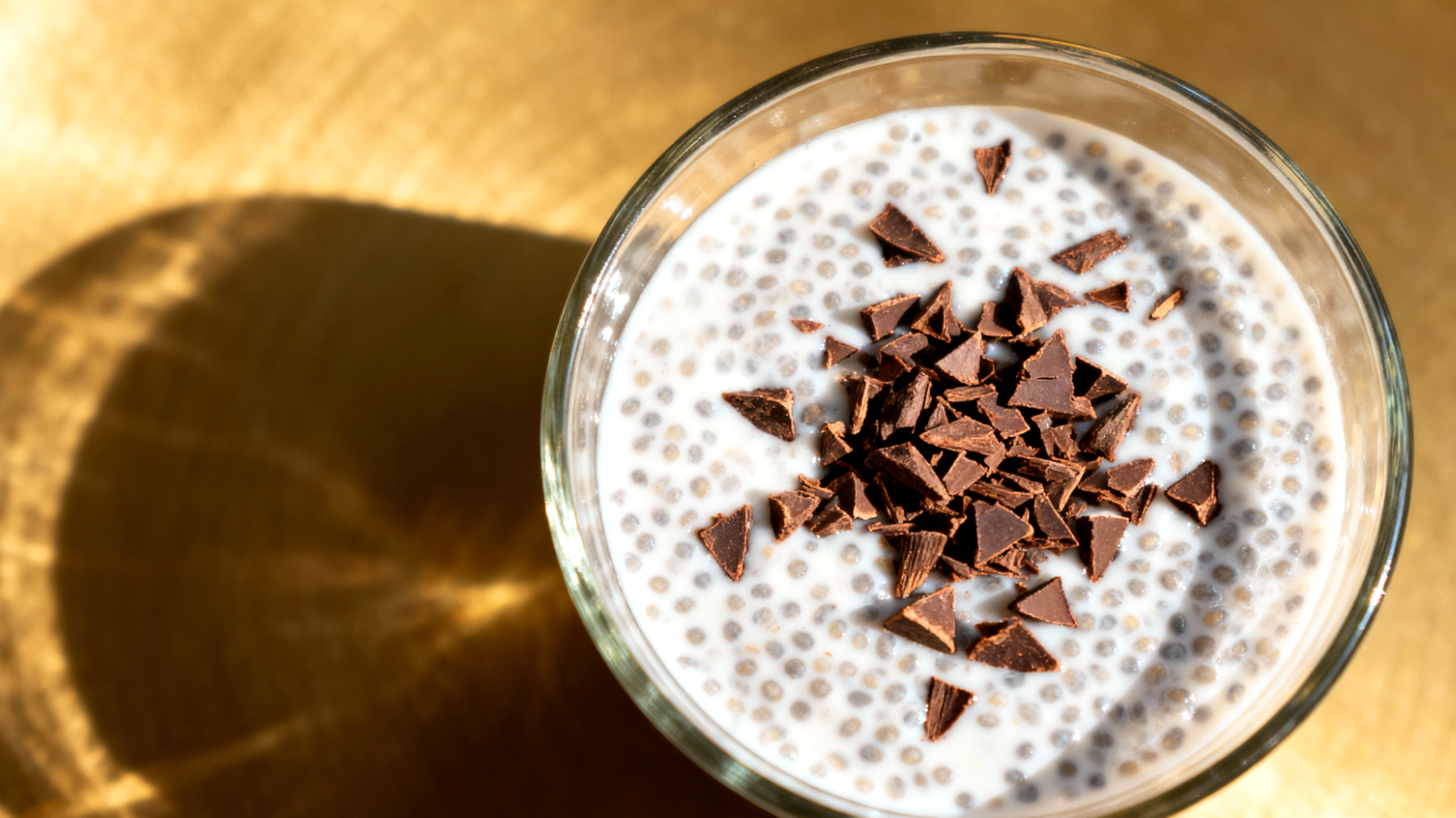 Chia-Pudding mit Kokosmilch und Kakao-Nibs"