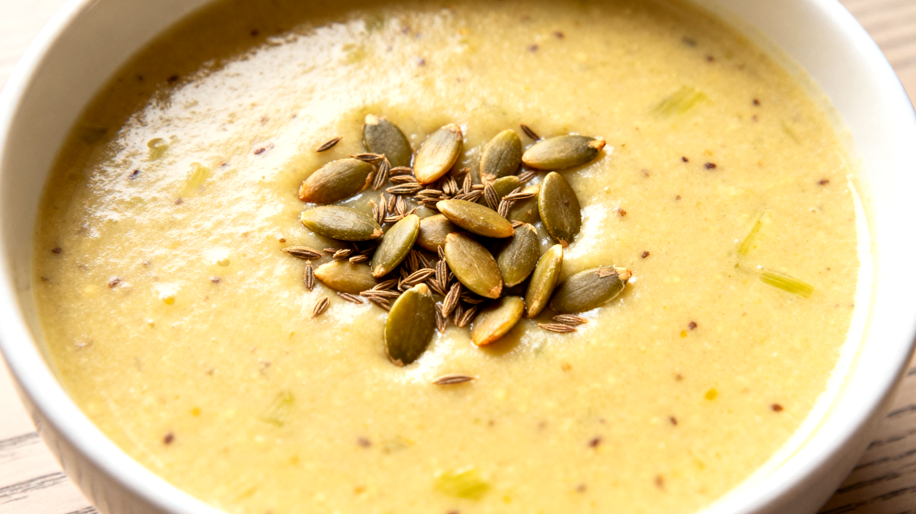 Fenchel-Kümmel-Suppe mit gerösteten Kürbiskernen"