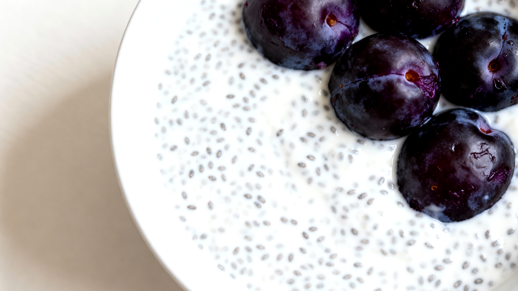 Kefir-Chia-Pudding mit fermentierten Pflaumen"