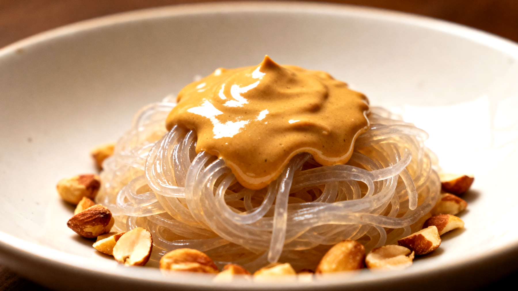 Konjac-Nudeln mit Tahini-Miso-Sauce und gerösteten Nüssen"