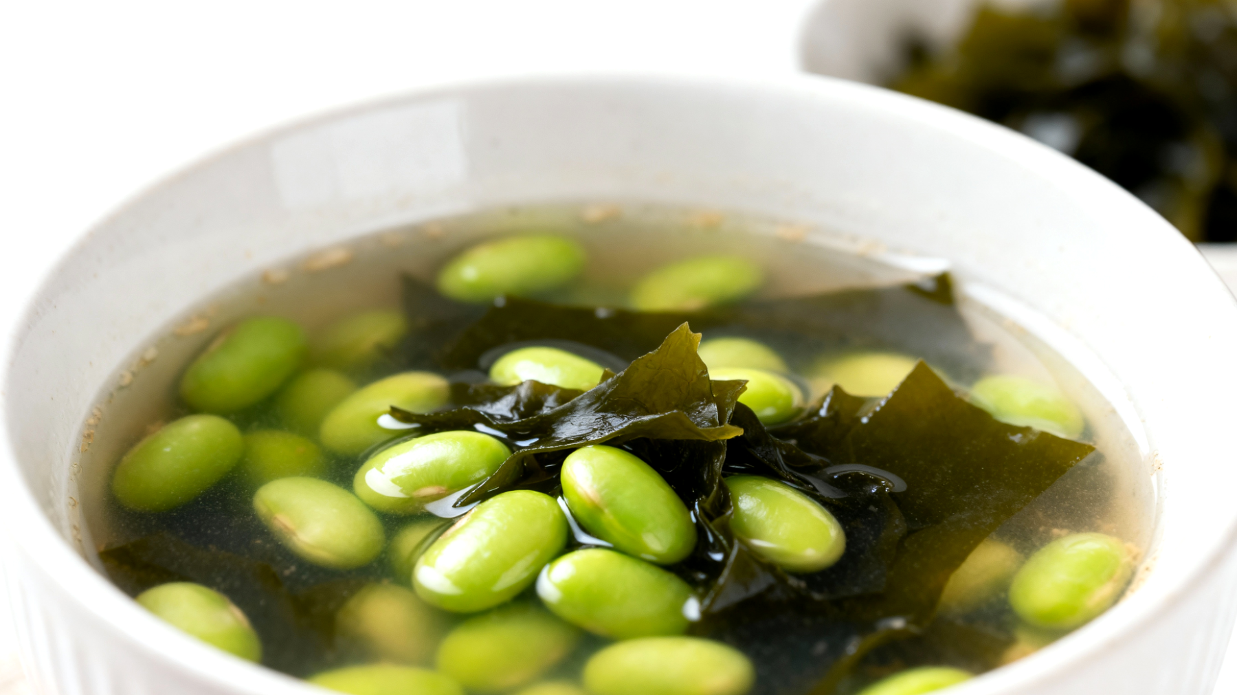 Miso-Suppe mit Edamame und Wakame-Algen"