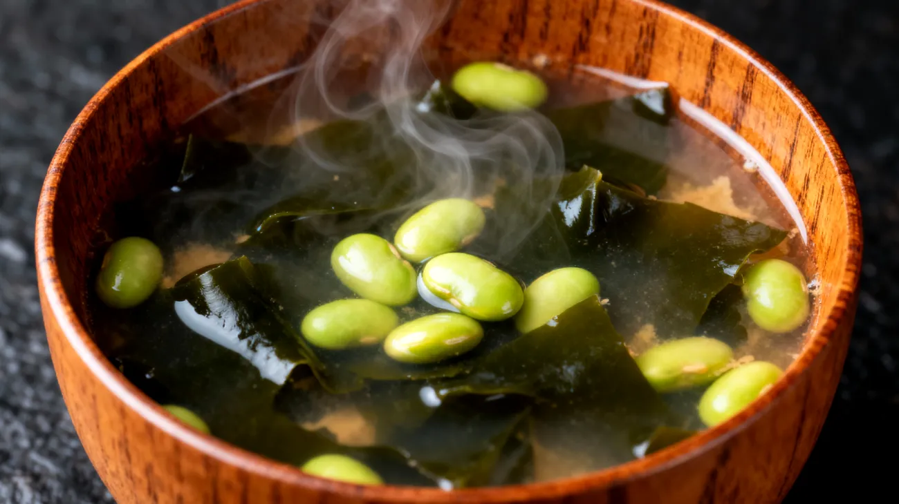 Miso-Suppe mit Wakame-Algen und Edamame"