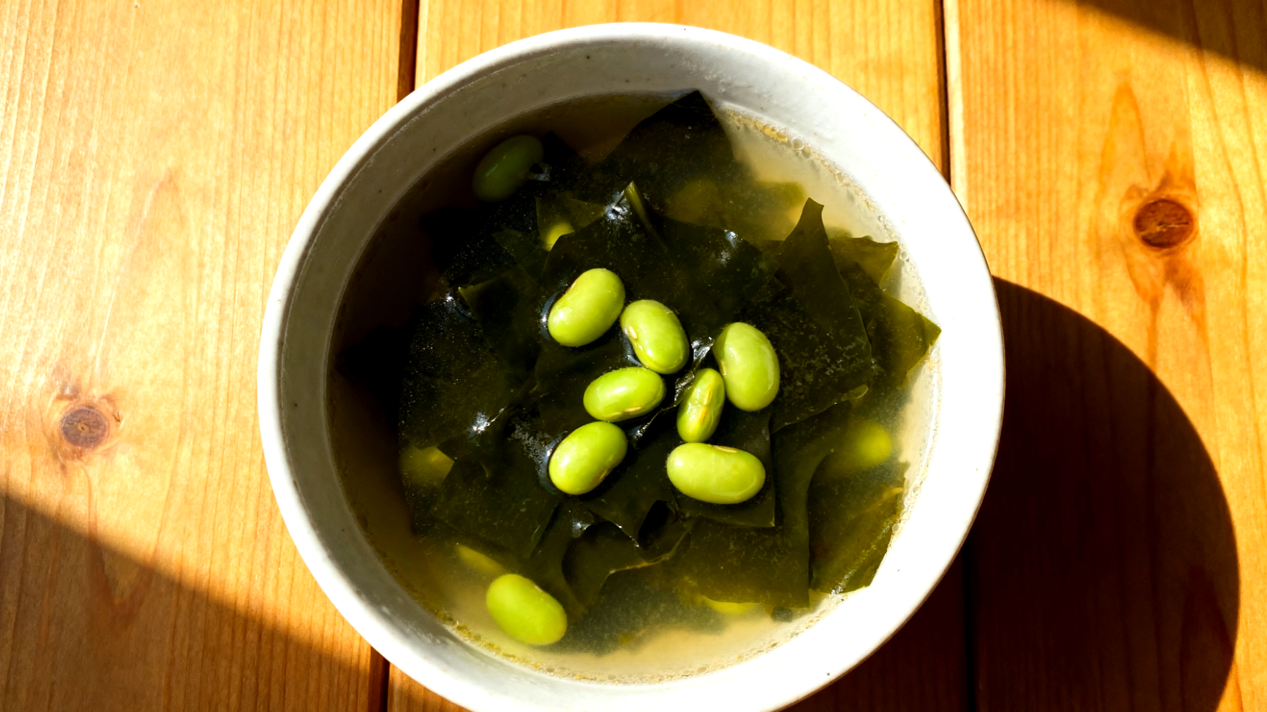 Miso-Suppe mit Wakame-Algen und Edamame"