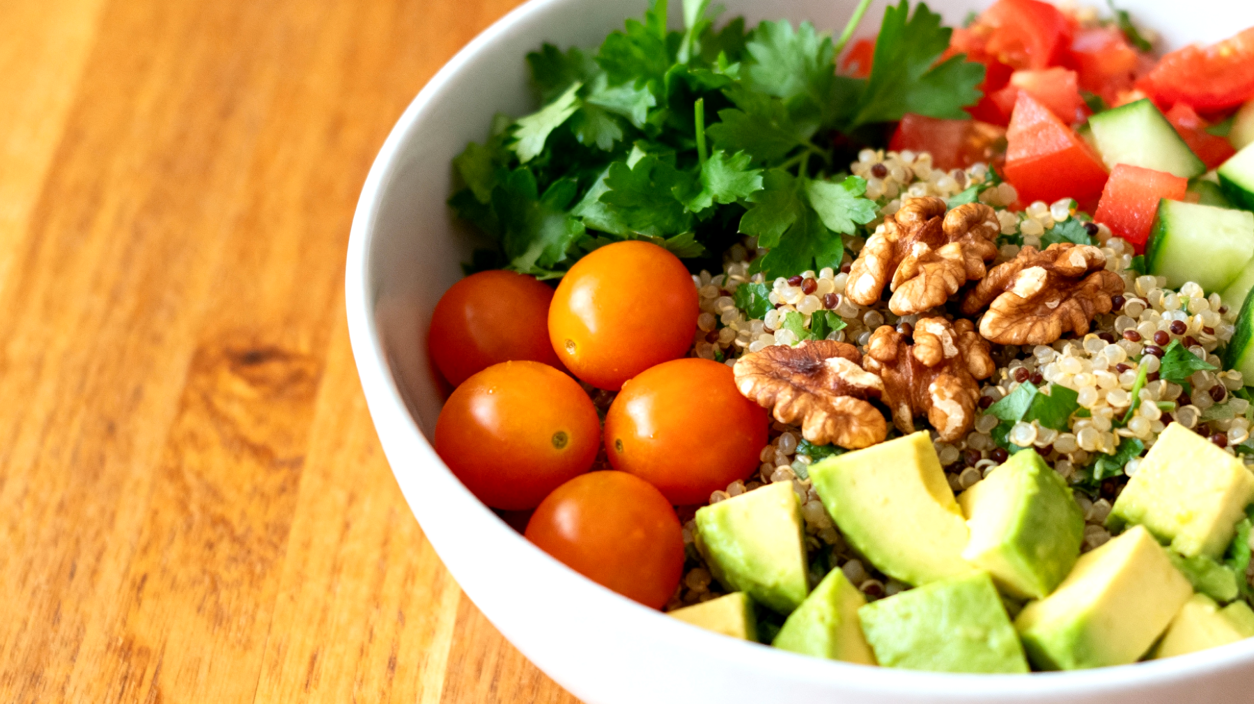 Quinoa-Taboulé mit Walnüssen und Avocado"